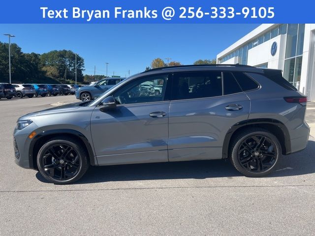 2026 Volkswagen Tiguan SE R-Line Black photo 3