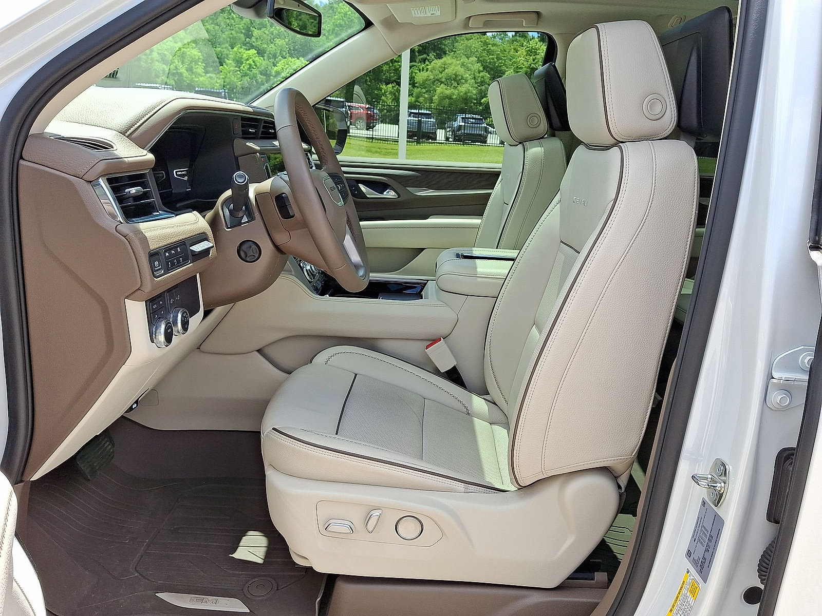 2024 GMC Yukon XL Denali - Photo 11