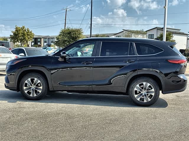 Thumbnail: 2023 Toyota Highlander - 3