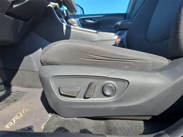 2021 Toyota RAV4 XLE 18