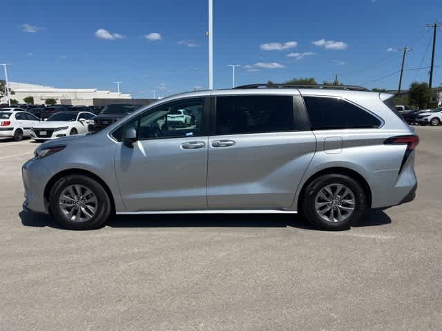 2022 Toyota Sienna LE photo 2