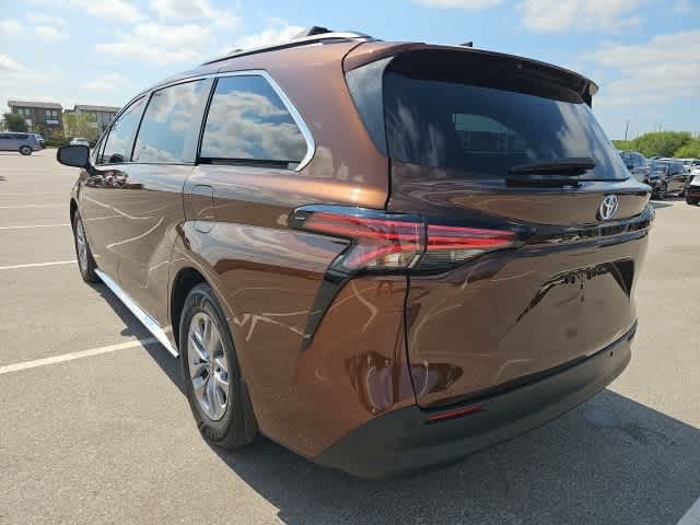Thumbnail: 2022 Toyota Sienna - 3