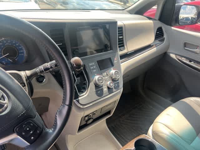 Thumbnail: 2015 Toyota Sienna - 17