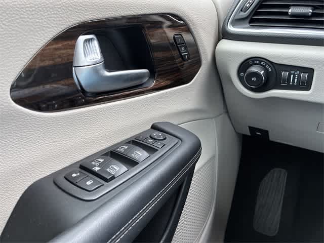 Thumbnail: 2023 Chrysler Pacifica - 40