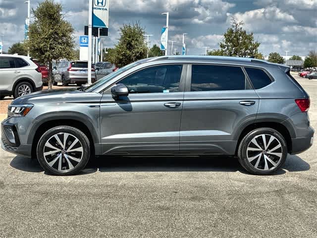 2023 Volkswagen Taos SE photo 2