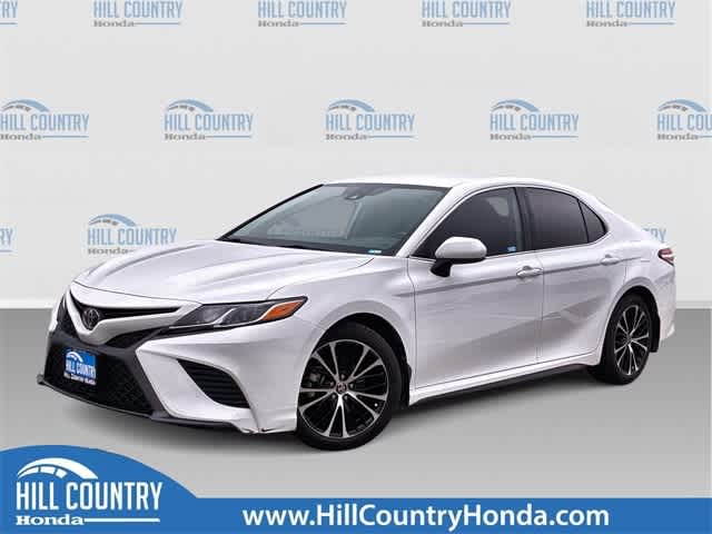 2020 Toyota Camry SE's photo