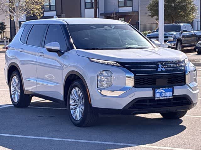 Thumbnail: 2022 Mitsubishi Outlander - 8