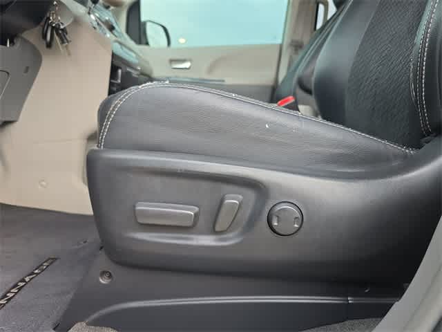 2013 Toyota Sienna SE 18