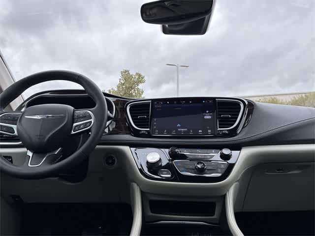 Thumbnail: 2023 Chrysler Pacifica - 30