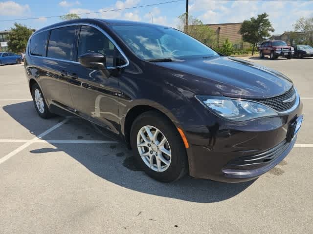 2017 Chrysler Pacifica Touring photo 3