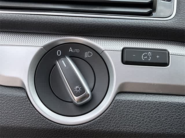 Thumbnail: 2017 Volkswagen Passat - 38