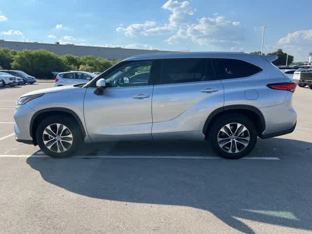 2022 Toyota Highlander XLE photo 2