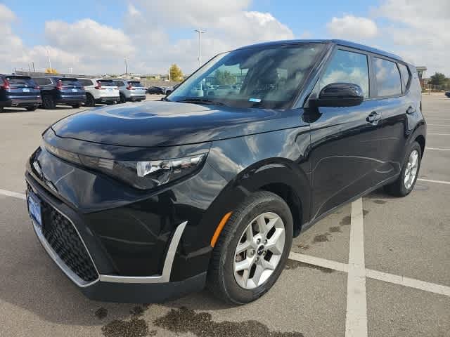 2023 Kia Soul LX's photo