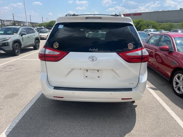 Thumbnail: 2015 Toyota Sienna - 4