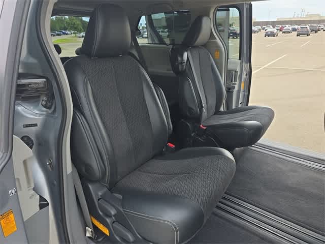 2013 Toyota Sienna SE 21