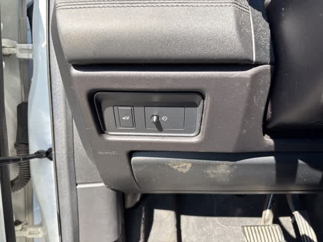 Thumbnail: 2017 Land Rover Discovery Sport - 10