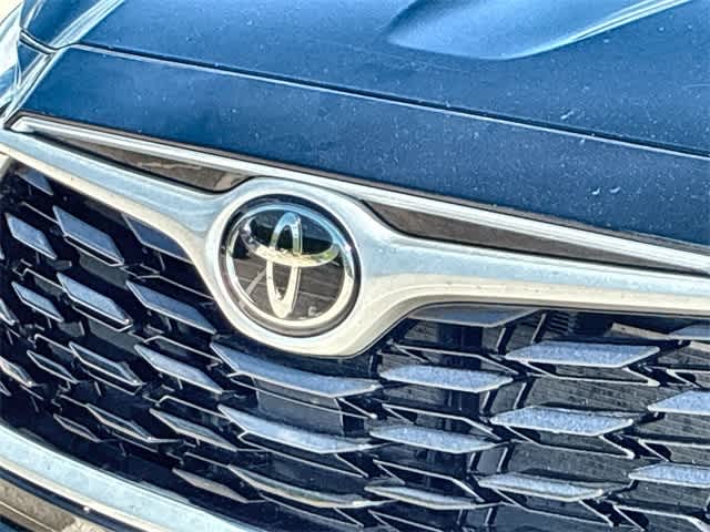 Thumbnail: 2023 Toyota Highlander - 12