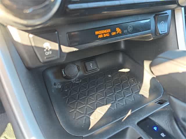 2021 Toyota RAV4 XLE 32