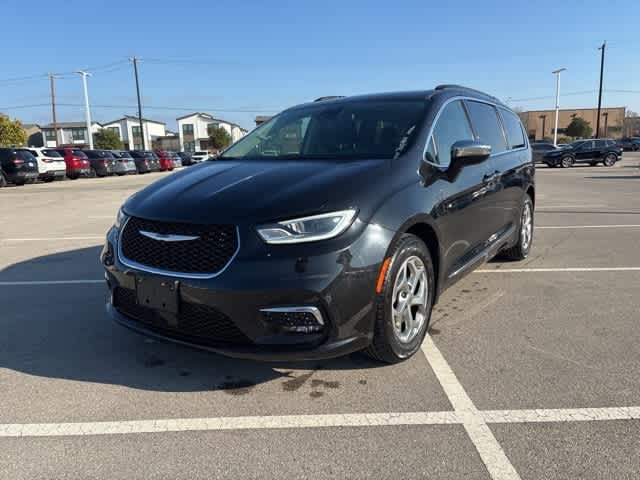 2023 Chrysler Pacifica Limited's photo