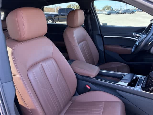 Thumbnail: 2022 Audi e-tron - 24