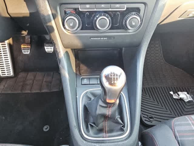 Thumbnail: 2012 Volkswagen Golf - 14