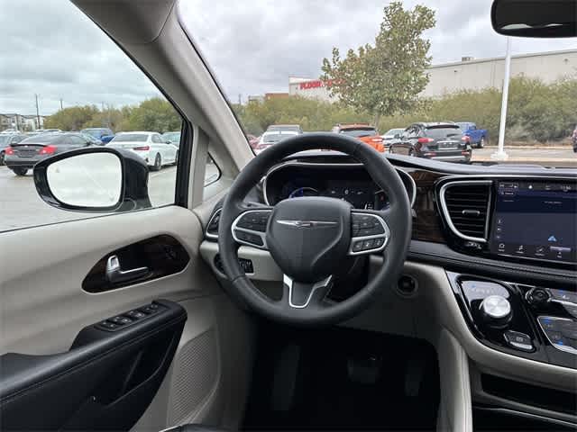 Thumbnail: 2023 Chrysler Pacifica - 25