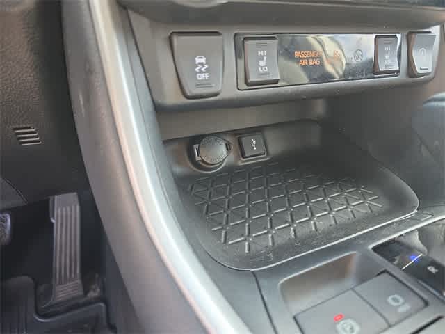 Thumbnail: 2021 Toyota RAV4 - 32