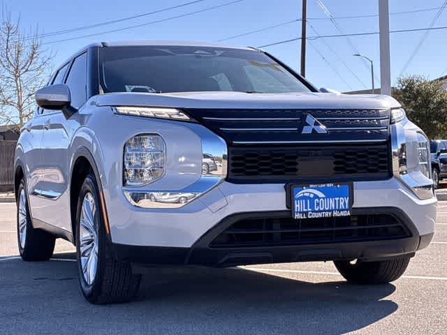 Thumbnail: 2022 Mitsubishi Outlander - 10