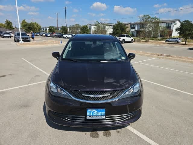 2017 Chrysler Pacifica Touring photo 2