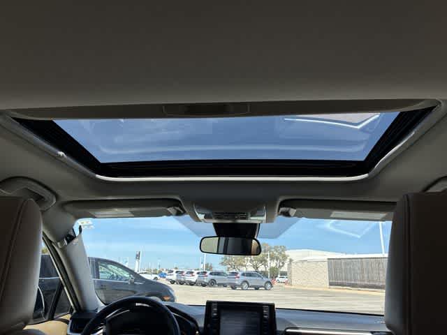 Thumbnail: 2021 Toyota RAV4 - 23