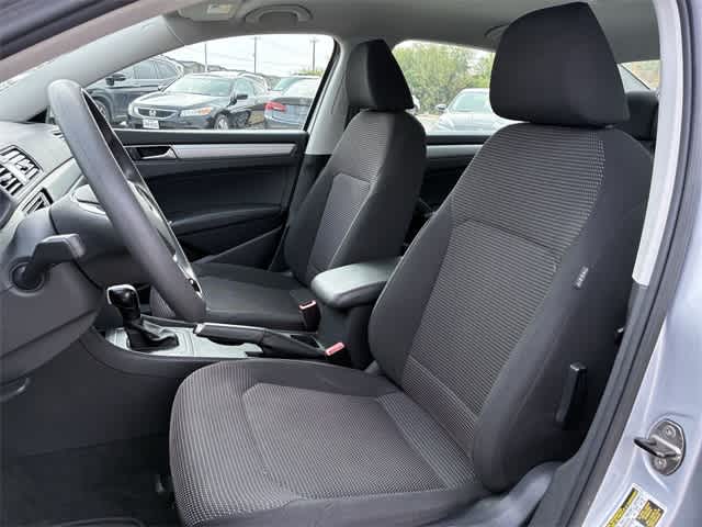 Thumbnail: 2017 Volkswagen Passat - 17