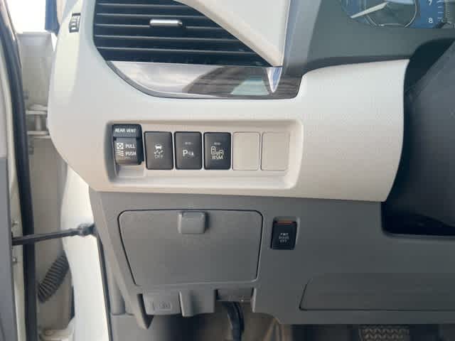 Thumbnail: 2015 Toyota Sienna - 10