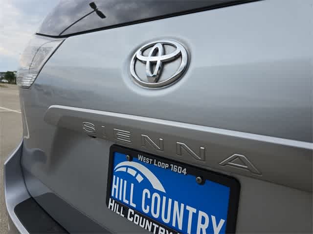 2013 Toyota Sienna SE 13