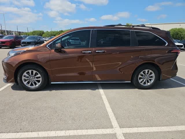 Thumbnail: 2022 Toyota Sienna - 2