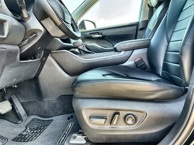 Thumbnail: 2023 Toyota Highlander - 18