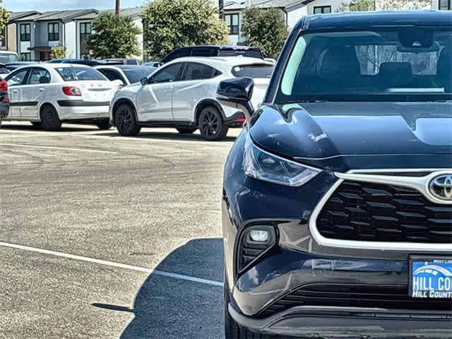 Thumbnail: 2023 Toyota Highlander - 10