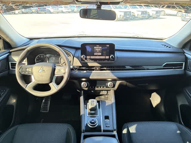 Thumbnail: 2022 Mitsubishi Outlander - 16