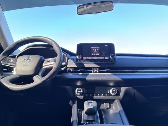 Thumbnail: 2022 Mitsubishi Outlander - 28