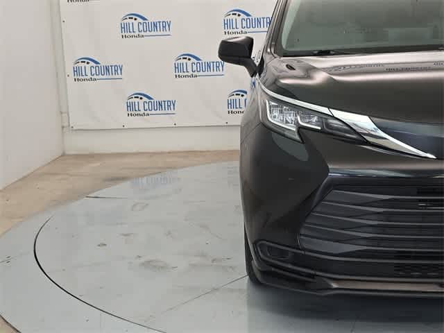 Thumbnail: 2023 Toyota Sienna - 10
