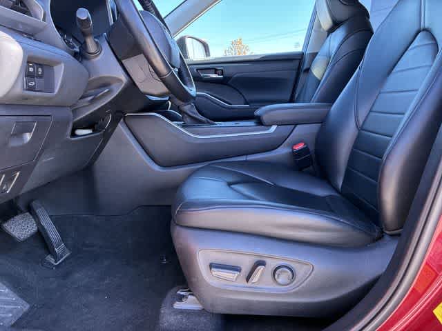 Thumbnail: 2023 Toyota Highlander - 18