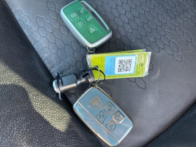 Thumbnail: 2017 Land Rover Discovery Sport - 23