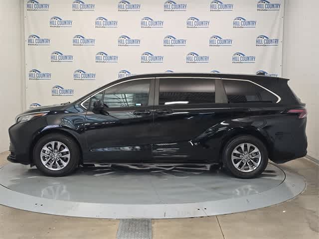 Thumbnail: 2023 Toyota Sienna - 3