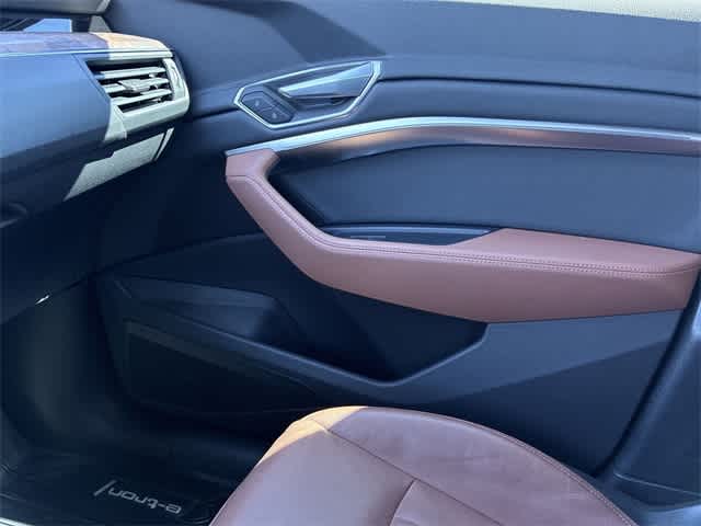 Thumbnail: 2022 Audi e-tron - 33