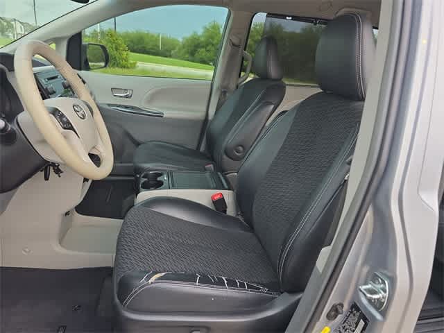 2013 Toyota Sienna SE 17