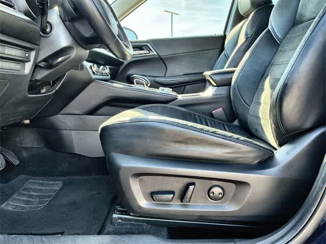 Thumbnail: 2023 Mitsubishi Outlander - 18