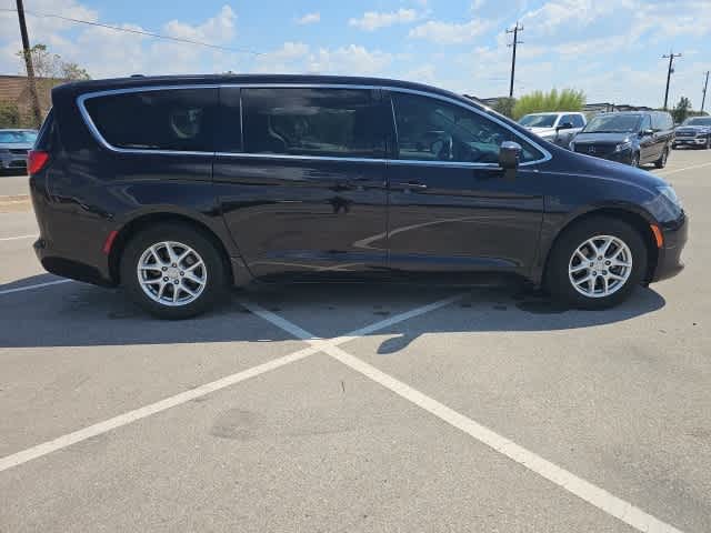 2017 Chrysler Pacifica Touring photo 4
