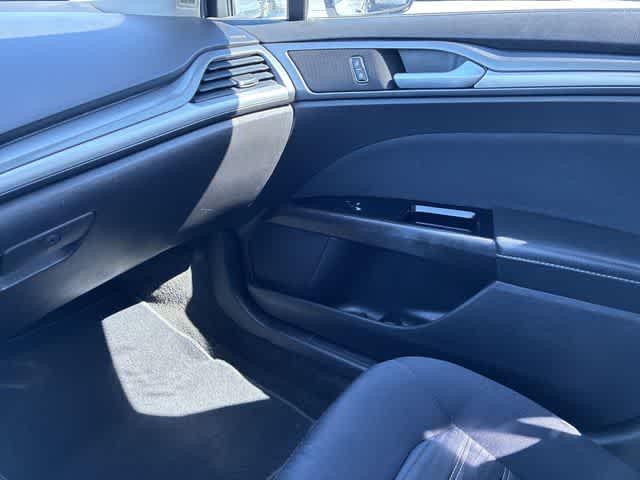 Thumbnail: 2016 Ford Fusion - 32