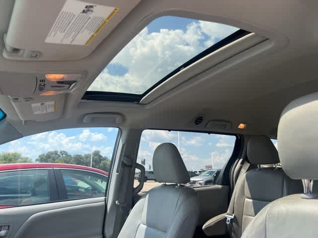 Thumbnail: 2015 Toyota Sienna - 20