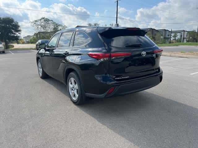 2023 Toyota Highlander LE photo 3