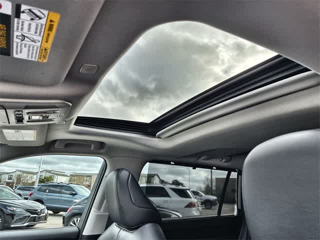 Thumbnail: 2023 Toyota Highlander - 20